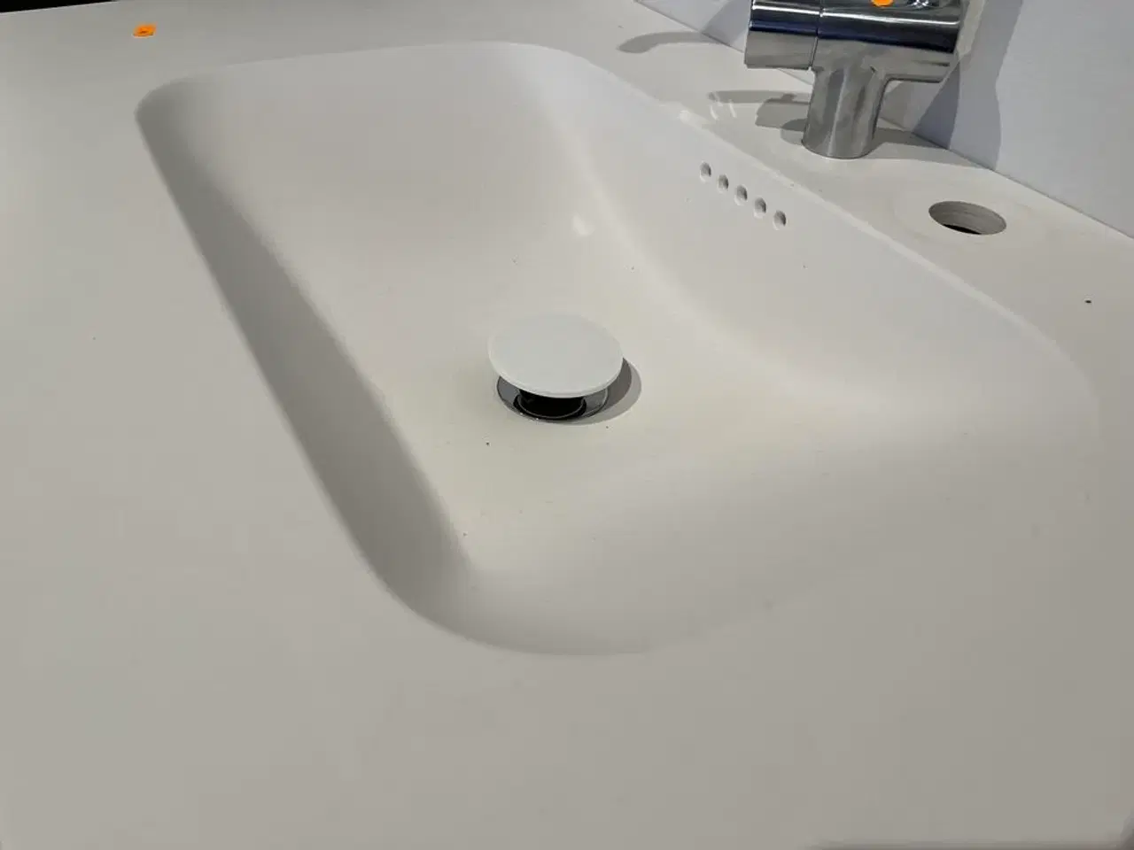 Billede 2 - Badeværelsemøbel med Vask