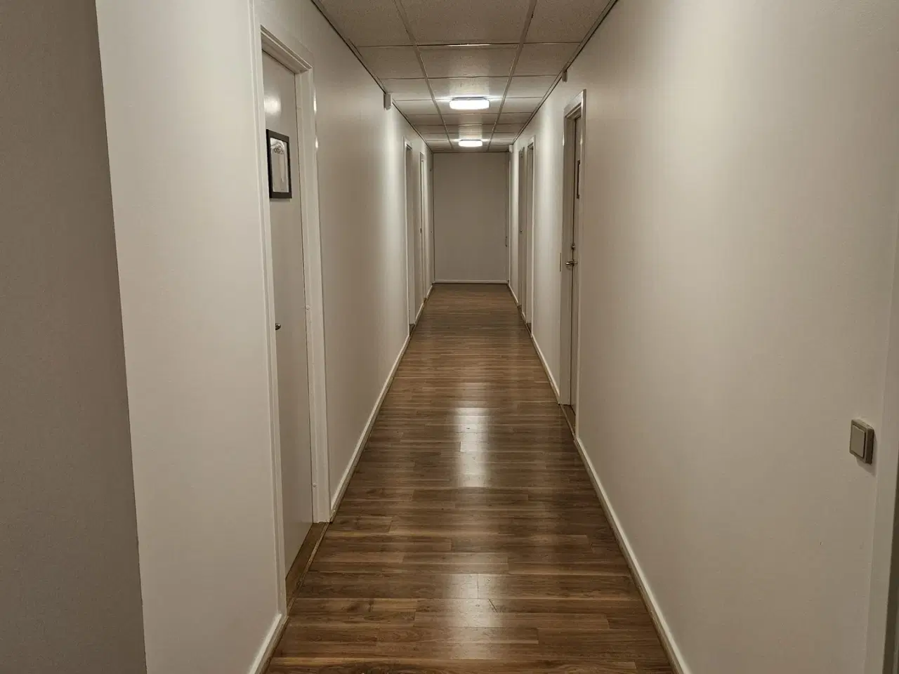 Billede 5 - Stort kontor med faciliteter, beliggende nær offentlig transport.