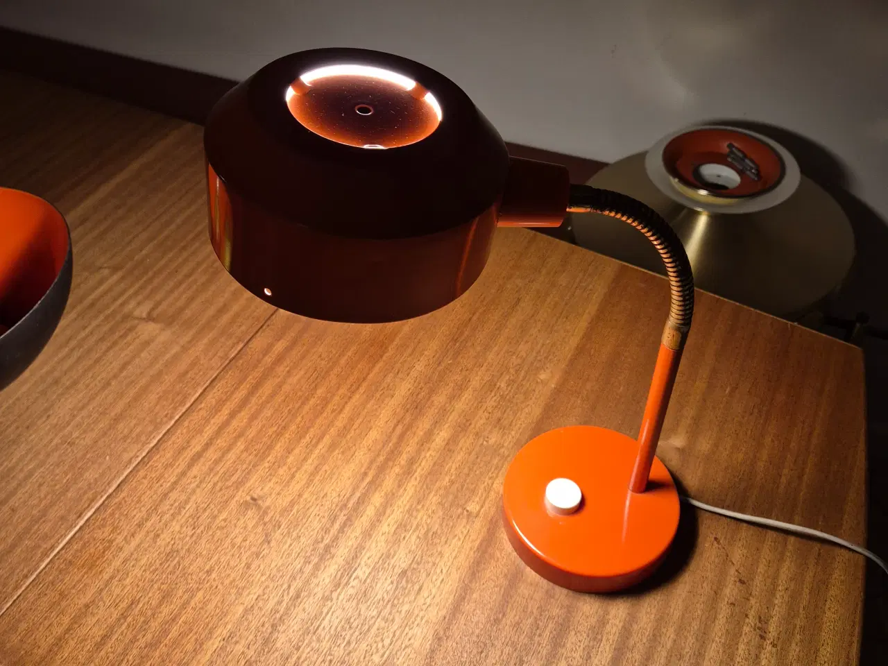 Billede 5 - Orange bordlampe i svensk design