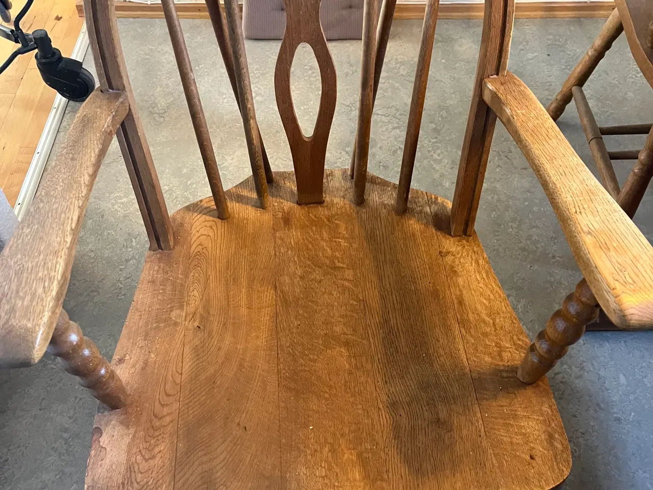 Billede 3 - Spisebord, hjørnebænk og 2 krostole