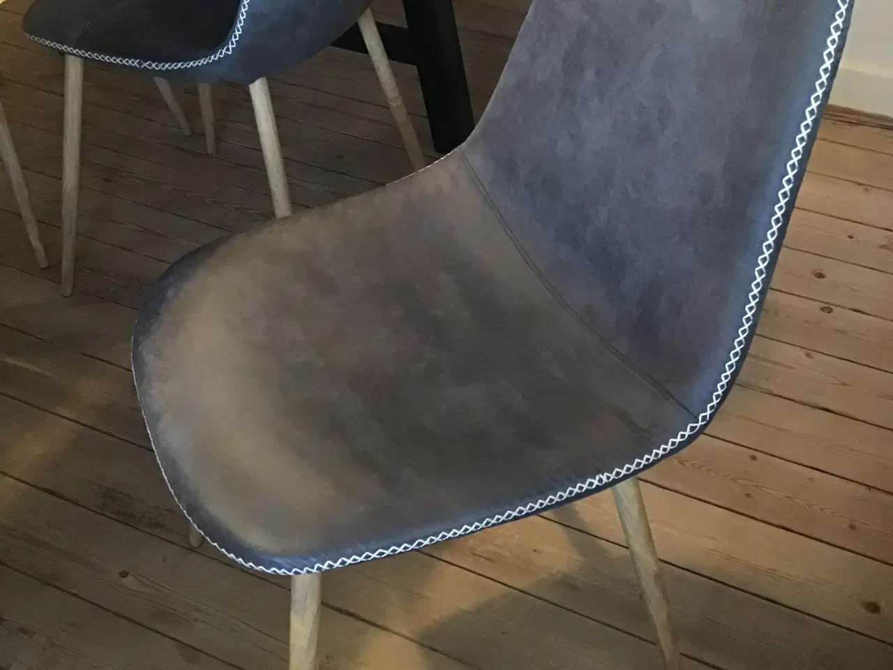 Billede 1 - 8 stole i grå med syninger og lyse ben