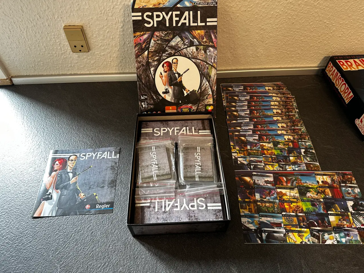 Billede 2 - Spyfall med laminerede emnekort