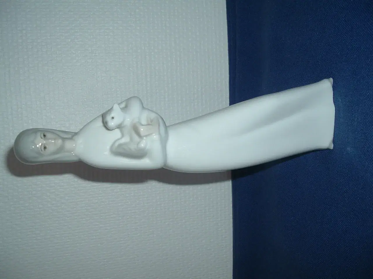 Billede 2 - Figur. Dame med kat. Porcelænsfigur