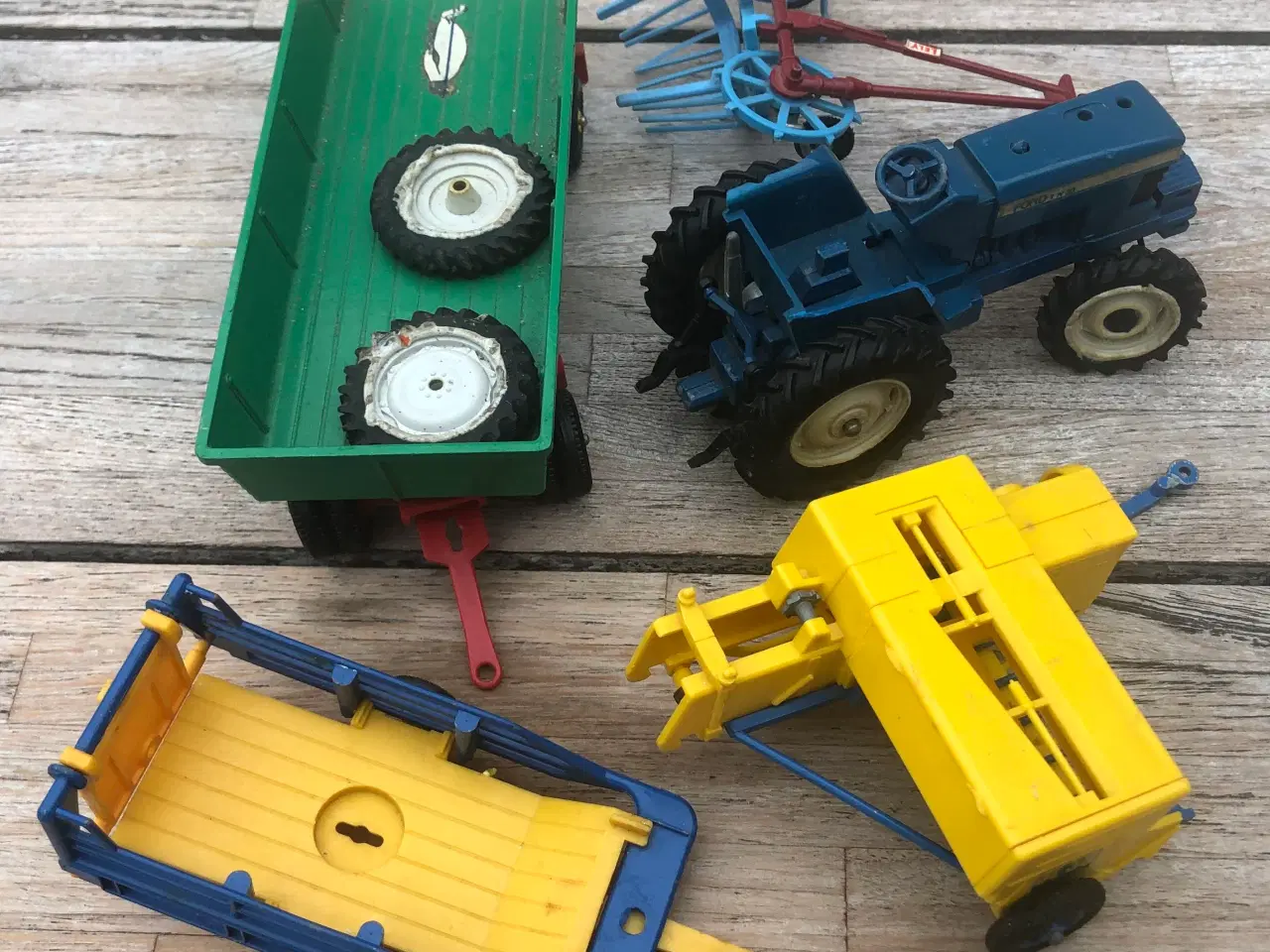 Billede 2 - BRITAINS...FORD TW-20 og REDSKABER