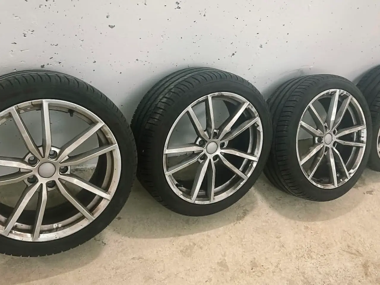 Billede 2 - 18” fælge med sommerdæk – 235/40 R18 – klar til br