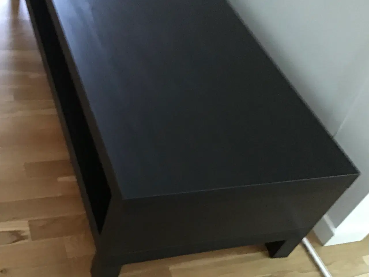 Billede 1 - Tv-bord, IKEA.
