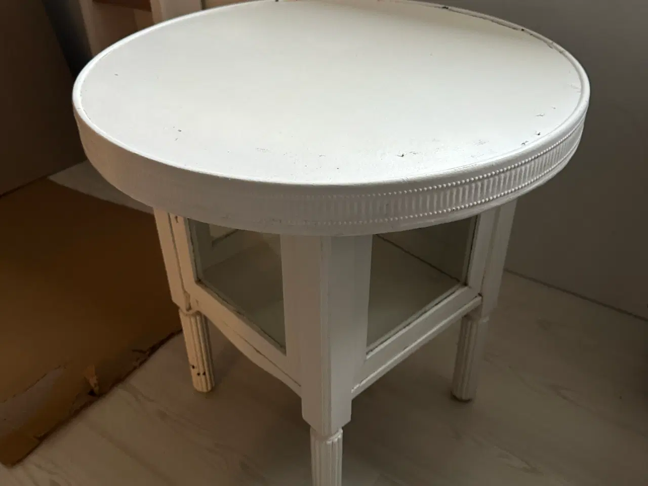 Billede 3 - Antikt hvidt træbord med glasskab