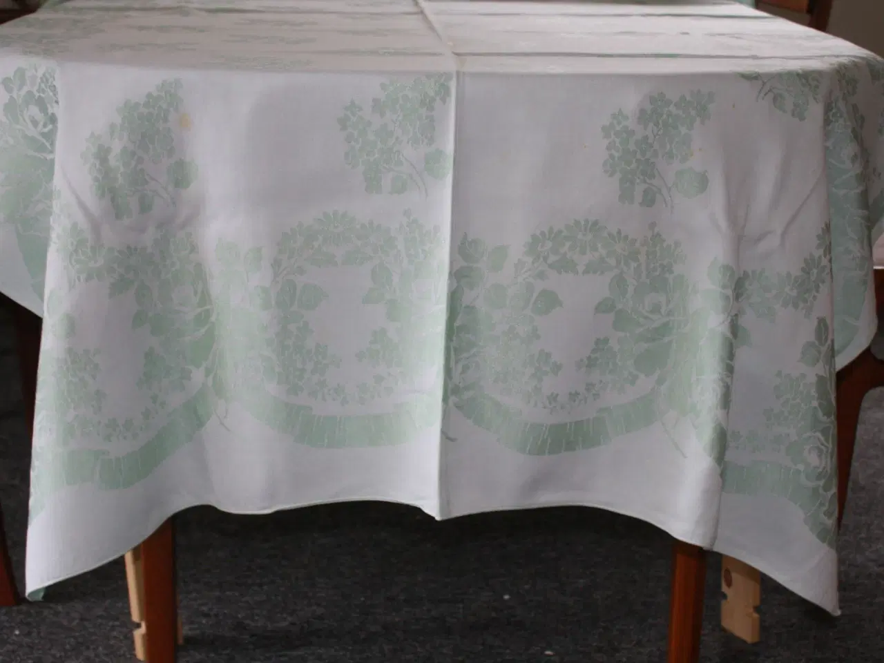 Billede 3 - Lys grøn dug med 11 servietter, 125 x 235 cm