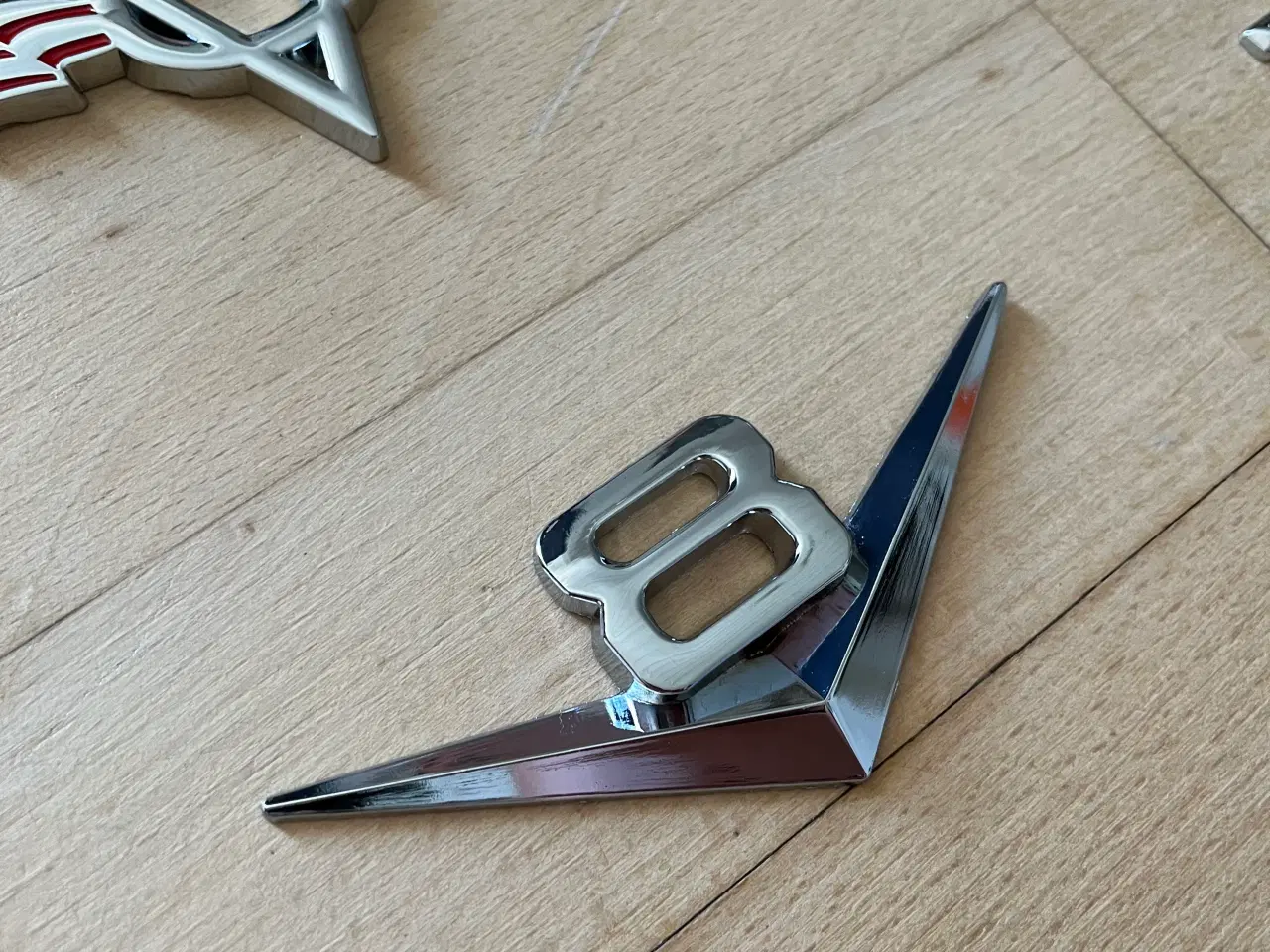 Billede 3 - V8 bil emblemer