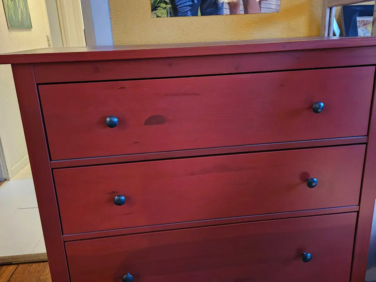 Billede 1 - Kommode, rødmalet.
