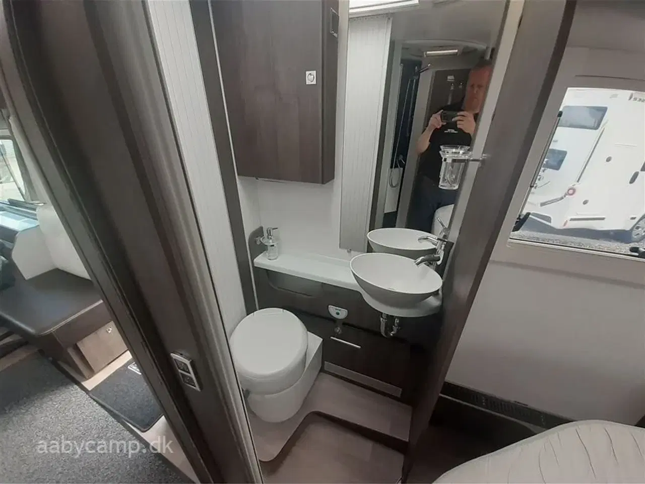 Billede 13 - 2020 - Benimar Amphitryon 997   NK-pakke. automatgear. solceller. ovn. lædersæder. queensbed.