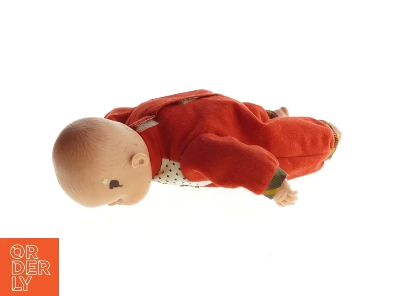 Billede 3 - Dukke i rødt tøj (str. 29 cm)