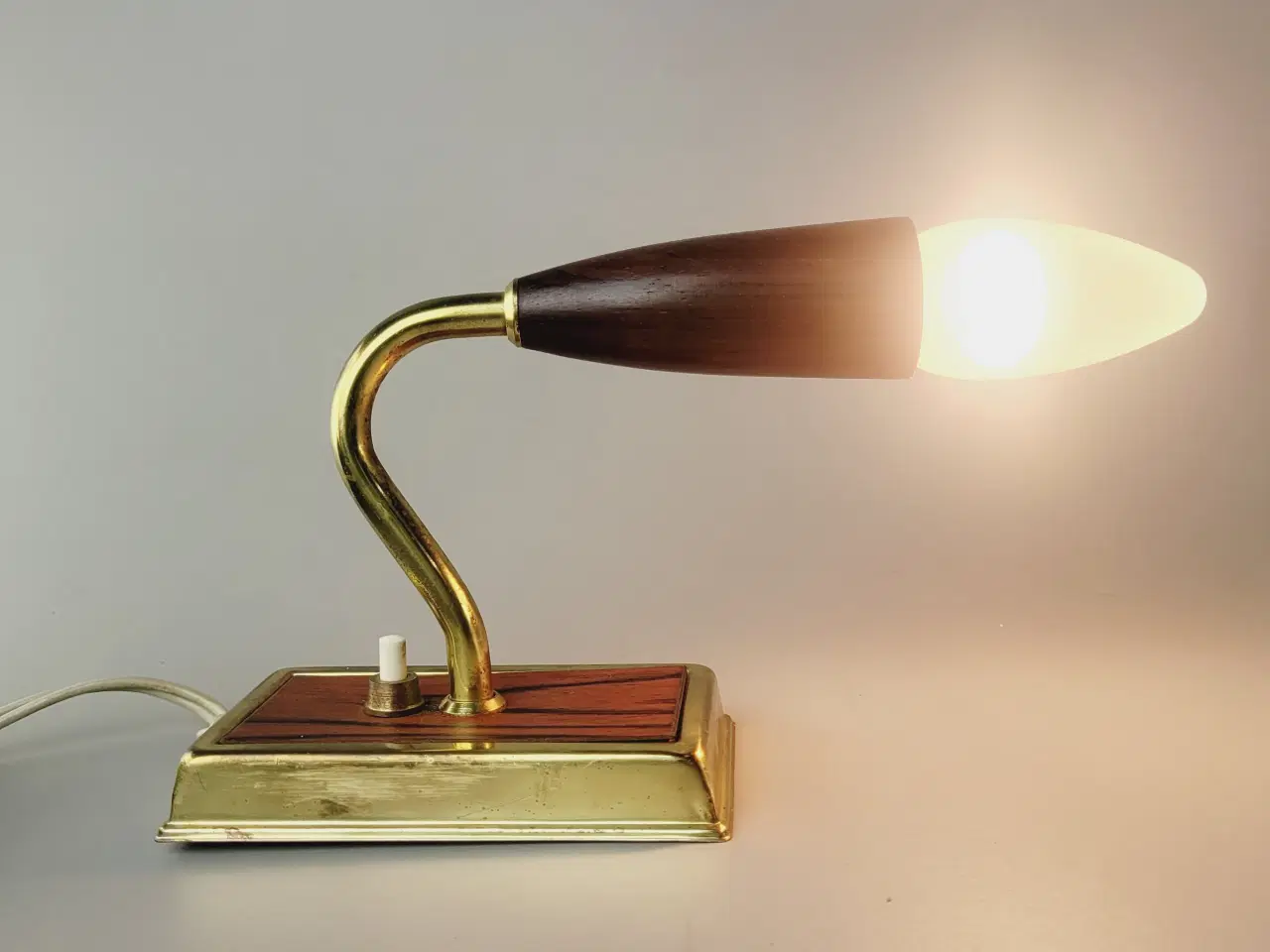 Billede 2 - ⭐️· Super flot retro væglampe i teak og messing