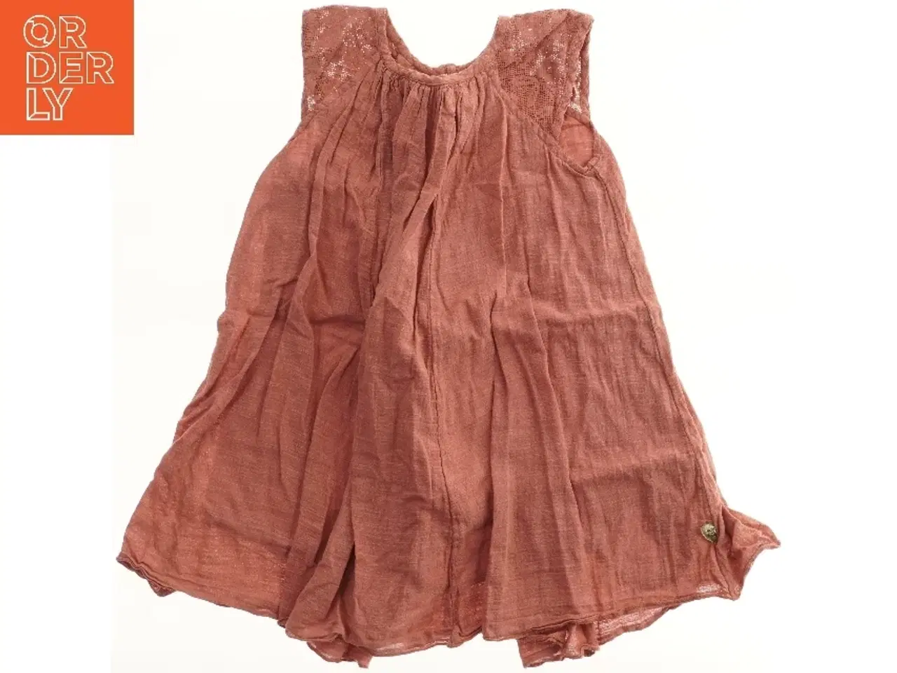 Billede 1 - Børnekjole med blondedetaljer fra Pomp de Lux (str. 122)