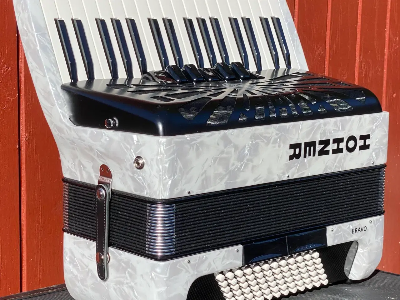 Billede 10 - 🎶 Hohner Bravo III 72 – Hvid Perlemor, 7,4 kg . 