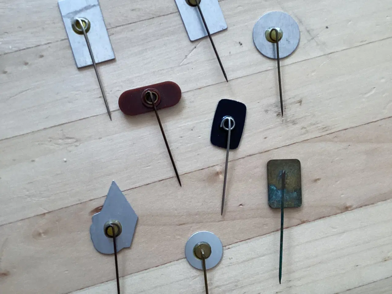 Billede 2 - 8 ældre pins 