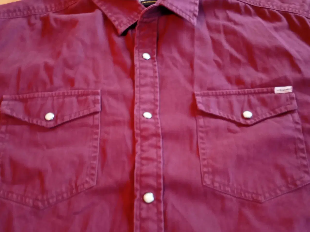 Billede 2 - Bordeaux skjorte med trykknapper 