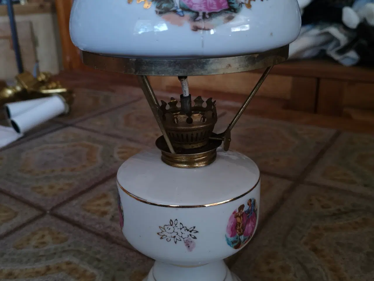 Billede 1 - Vintage olielampe i porcelæn med guld og motiv 🕯️