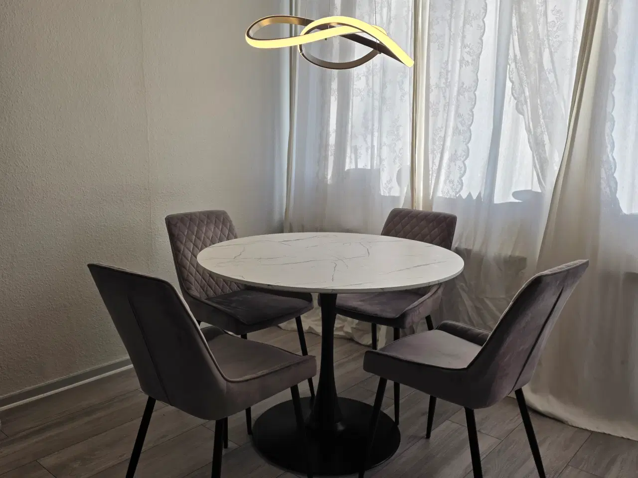 Billede 1 - Spisebordsæt 4 per (Næsten Ubrugt!)