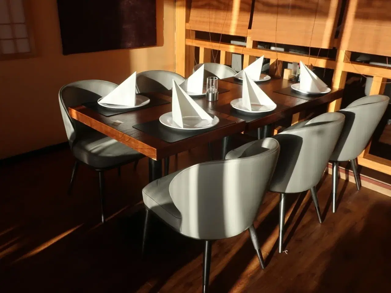 Billede 1 - 2 borde og 6 nye stole