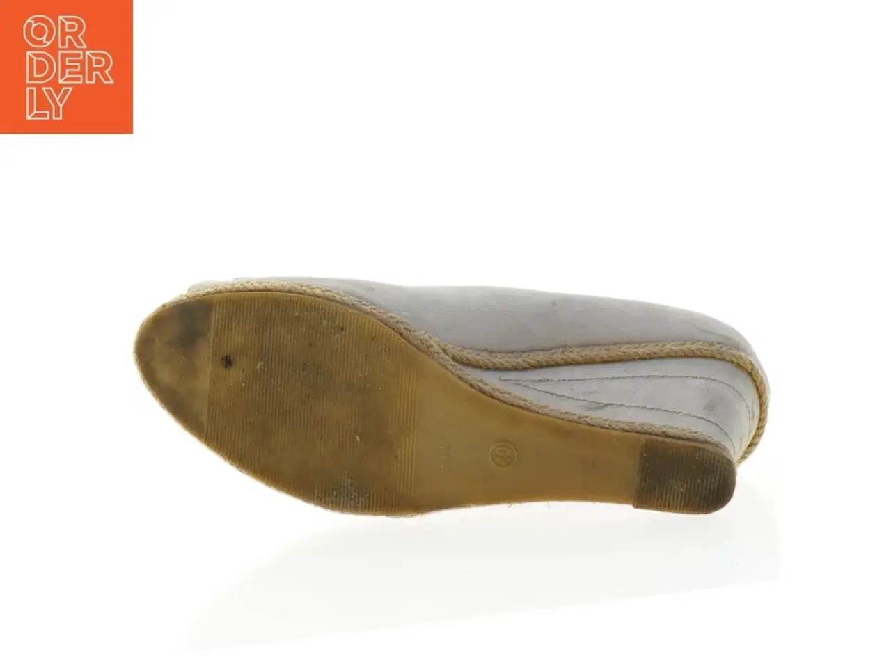 Billede 3 - Beige kilehælsko med bånddetalje (str. 40)