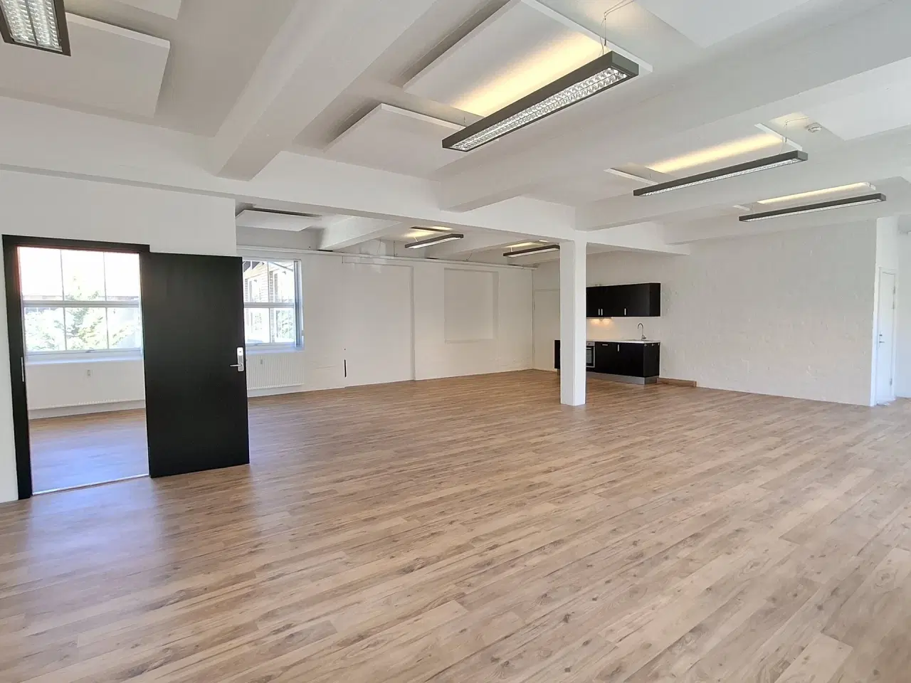 Billede 6 - Kontor/ butik mm. i gammel fabrik - Totalrenoveret – 201 / 255 / 456 kvm - Parkeringsplads lige bag ejendommen.