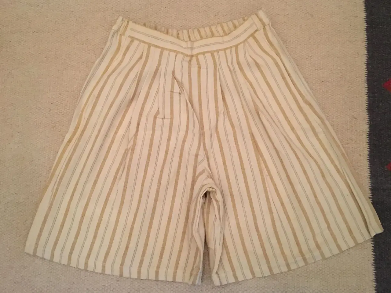 Billede 1 - Shorts i stribet beige bomuld