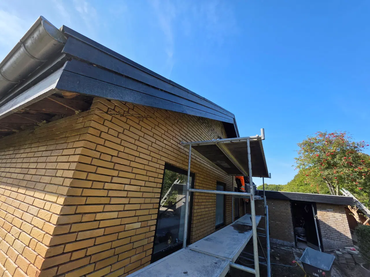 Billede 19 - Jeg udfører belægningsarbejde.