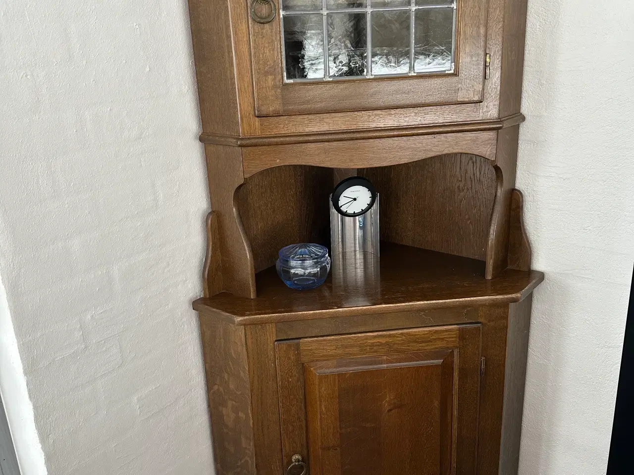 Billede 1 - Hjørneskab med farvet glas