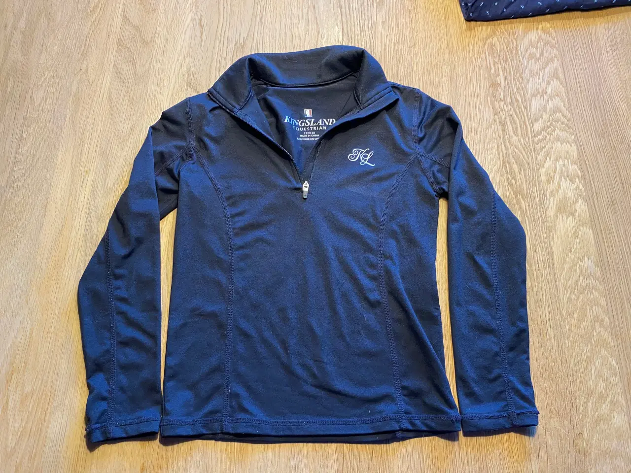 Billede 10 - Back and trach ridehjelm og kingsland bluse 128