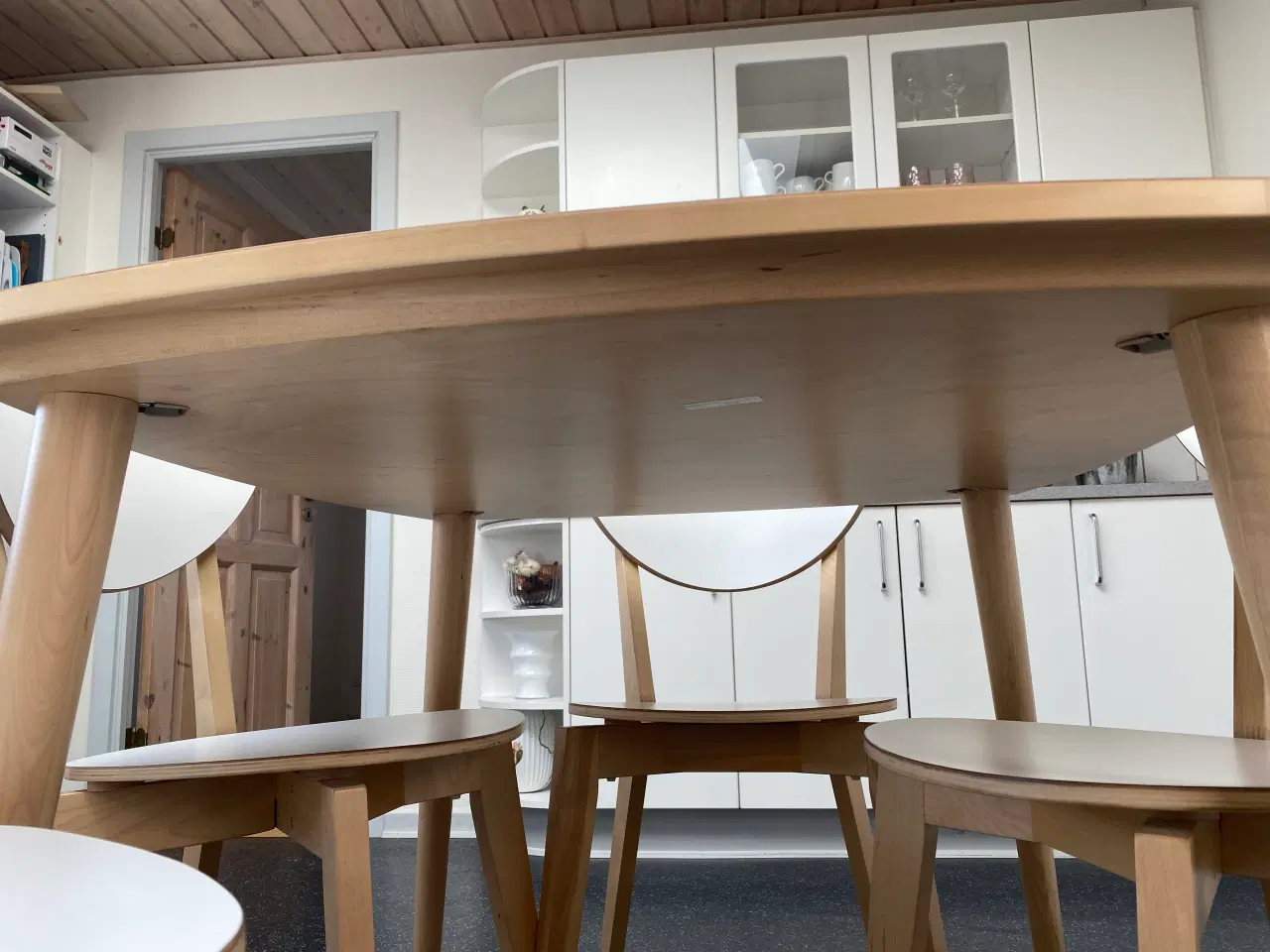 Billede 3 - Ikea spisebord med 4 stole fra serien Omtänksam