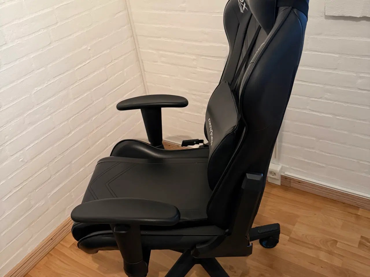 Billede 5 - Skrivebord med stol.