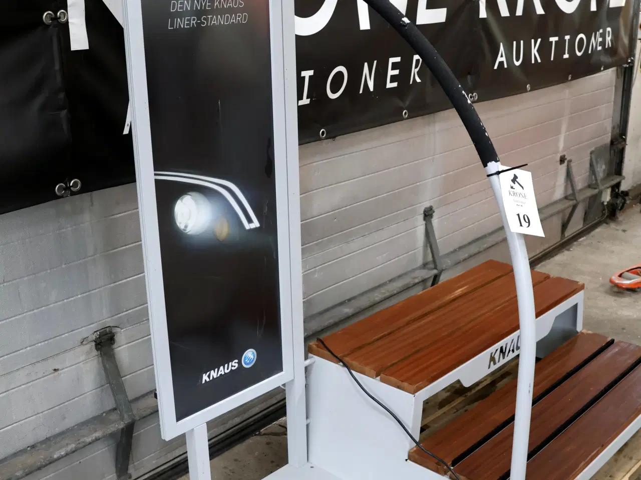 Billede 2 - Knaus udstillingstrappe m/led-lysskilt. 