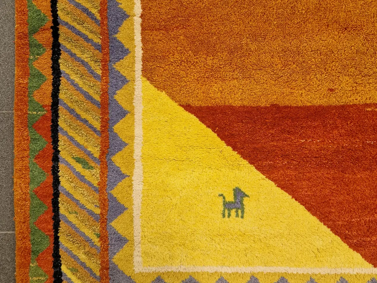 Billede 4 - Flot farverigt tæppe.