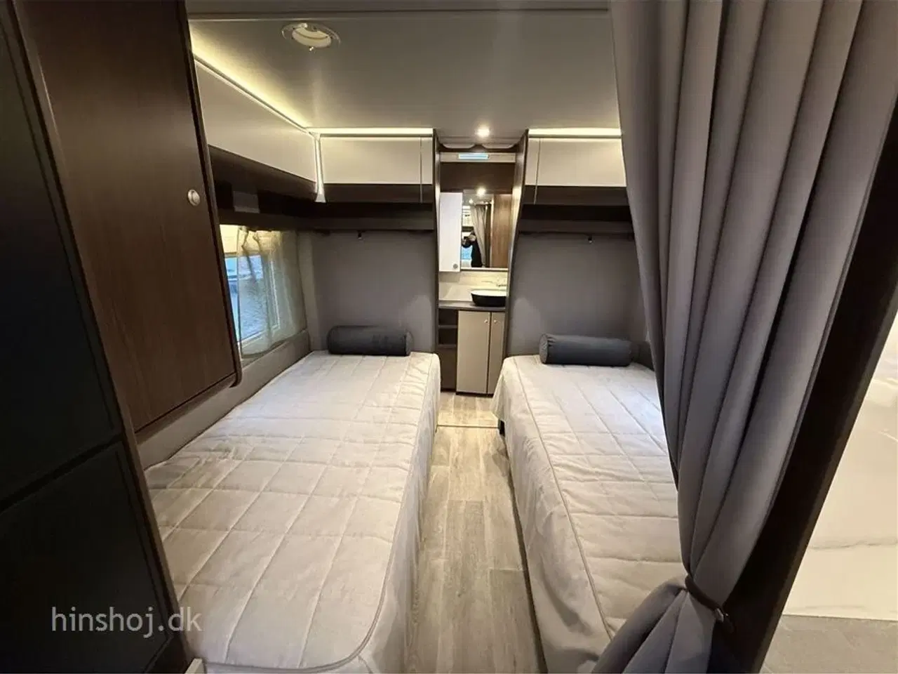 Billede 14 - 2026 - Polar Blueline 590 BS    Polar med enklesenge og stort toiletrum fra Hinshøj Caravan