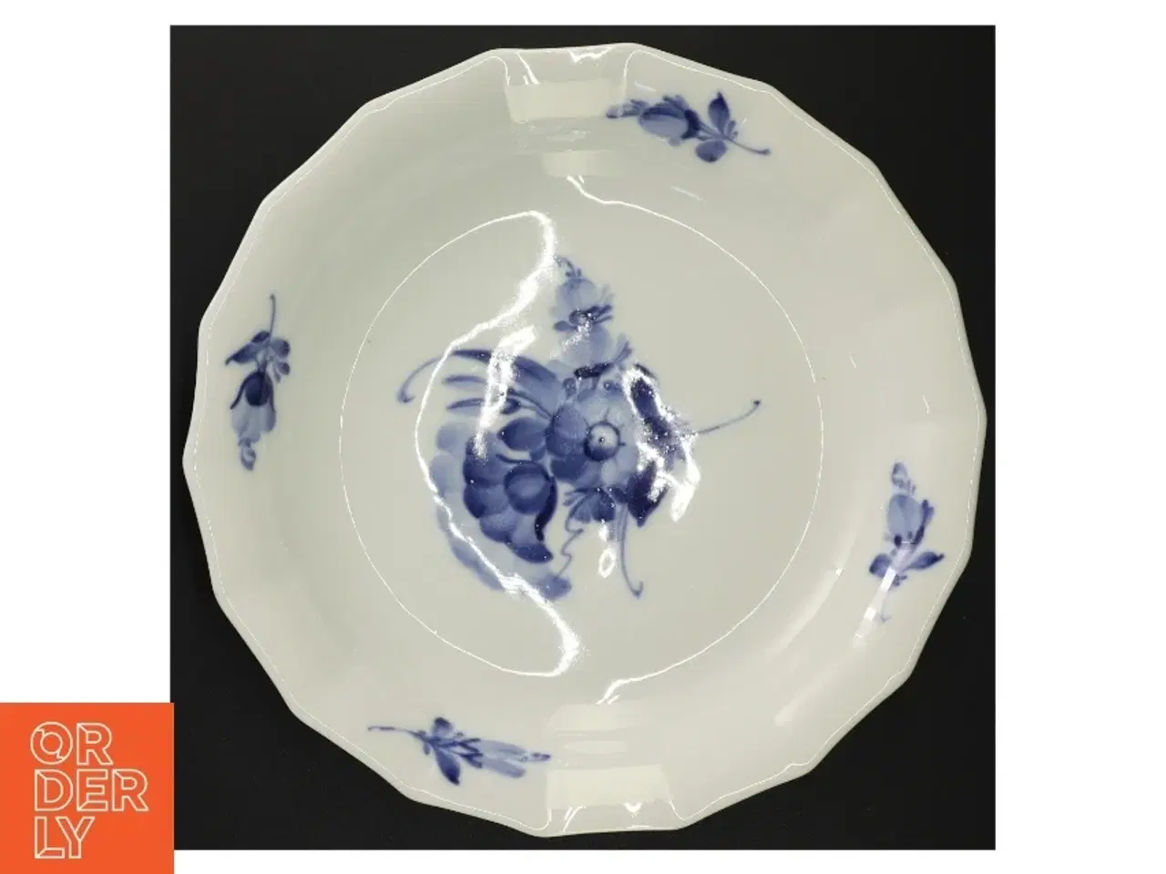 Billede 2 - 8529-10 Kagefad, rundt 27 cm Kongelig Dansk Porcelæn Blå Blomst Kantet fra Royal Copenhagen (str. 26 x 5 cm)