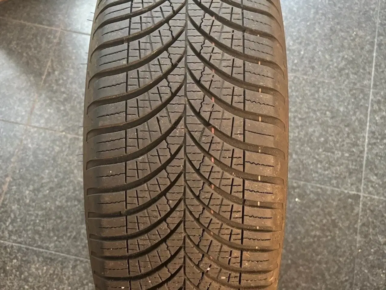 Billede 1 - Helårsdæk, Goodyear, 215 / 55 / R18