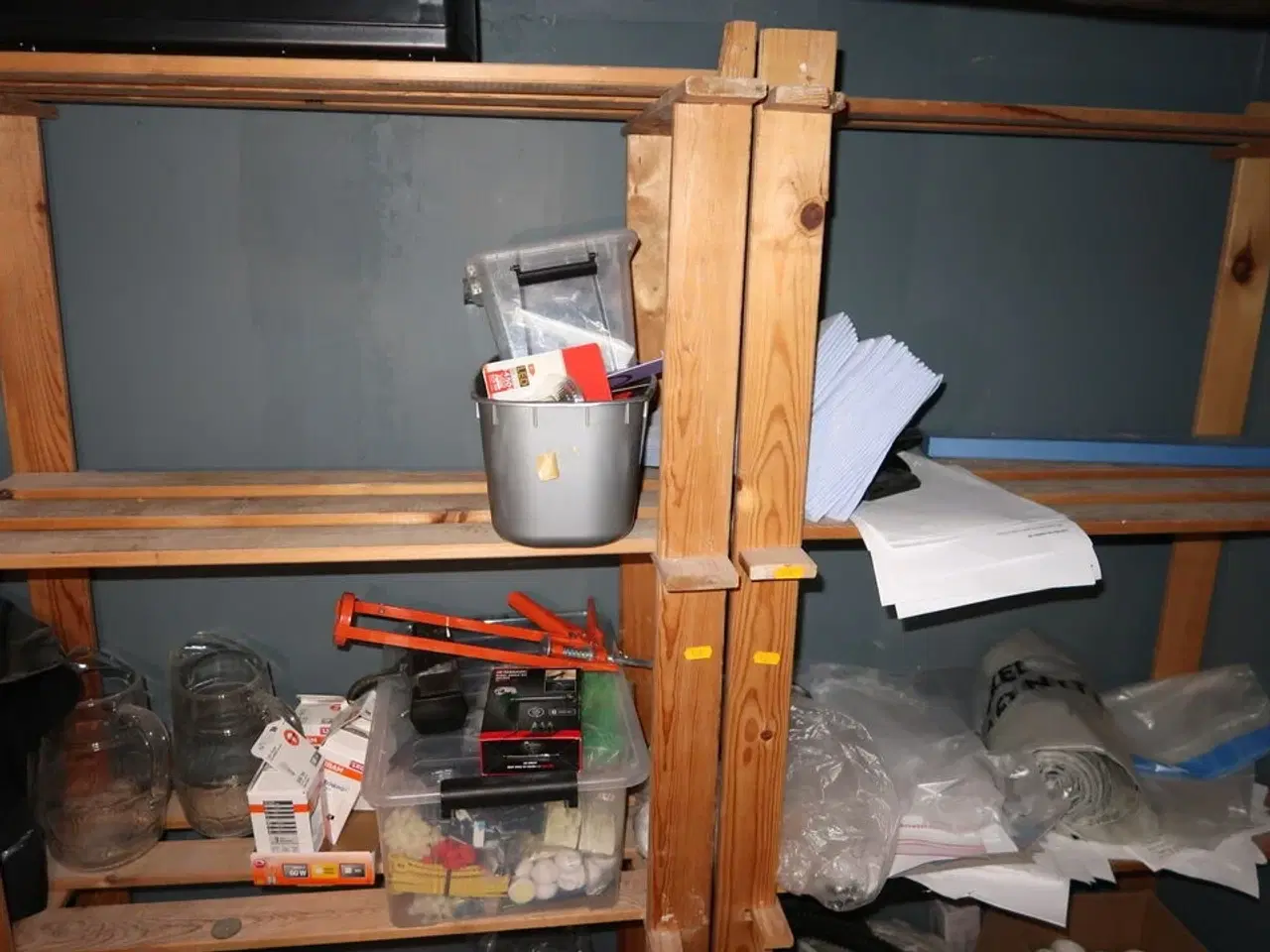Billede 2 - 2 stk. reoler med div. Værktøj m.m.