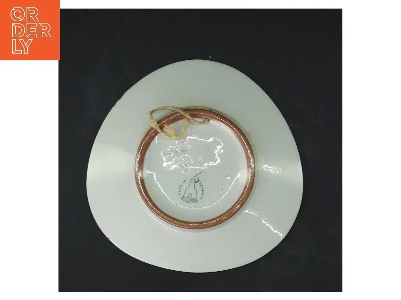 Billede 4 - Keramisk vægplatte med tegneserie-motiv fra Knabstrup (str. Ø 15,5 cm)