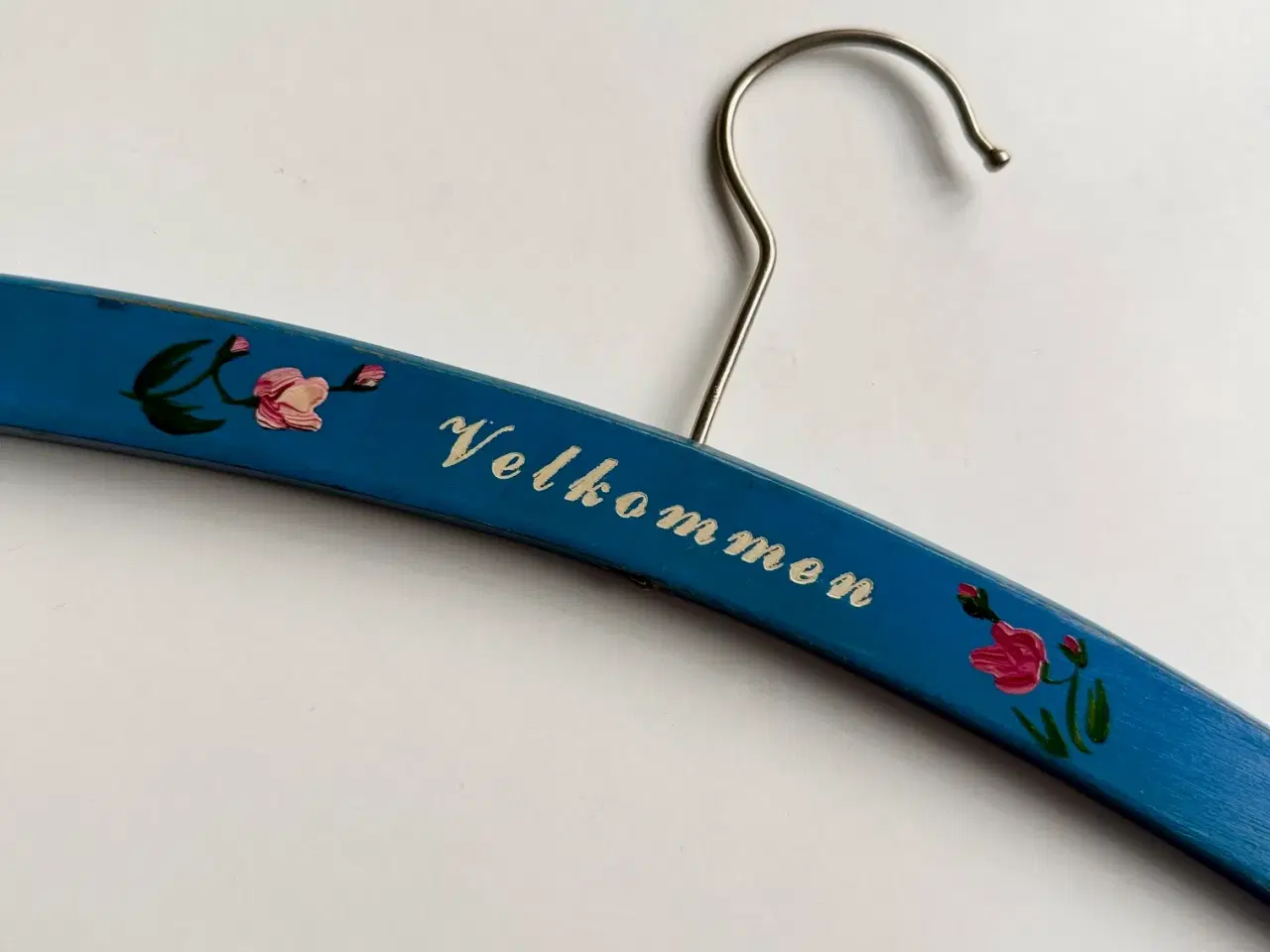 Billede 2 - Retro træbøjle m bemaling, Velkommen