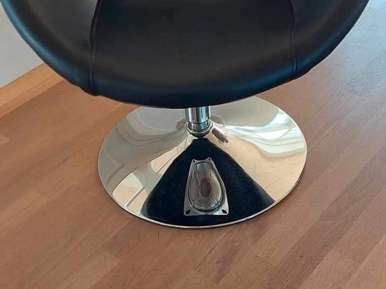 Billede 2 - Dreje stol i sort læder