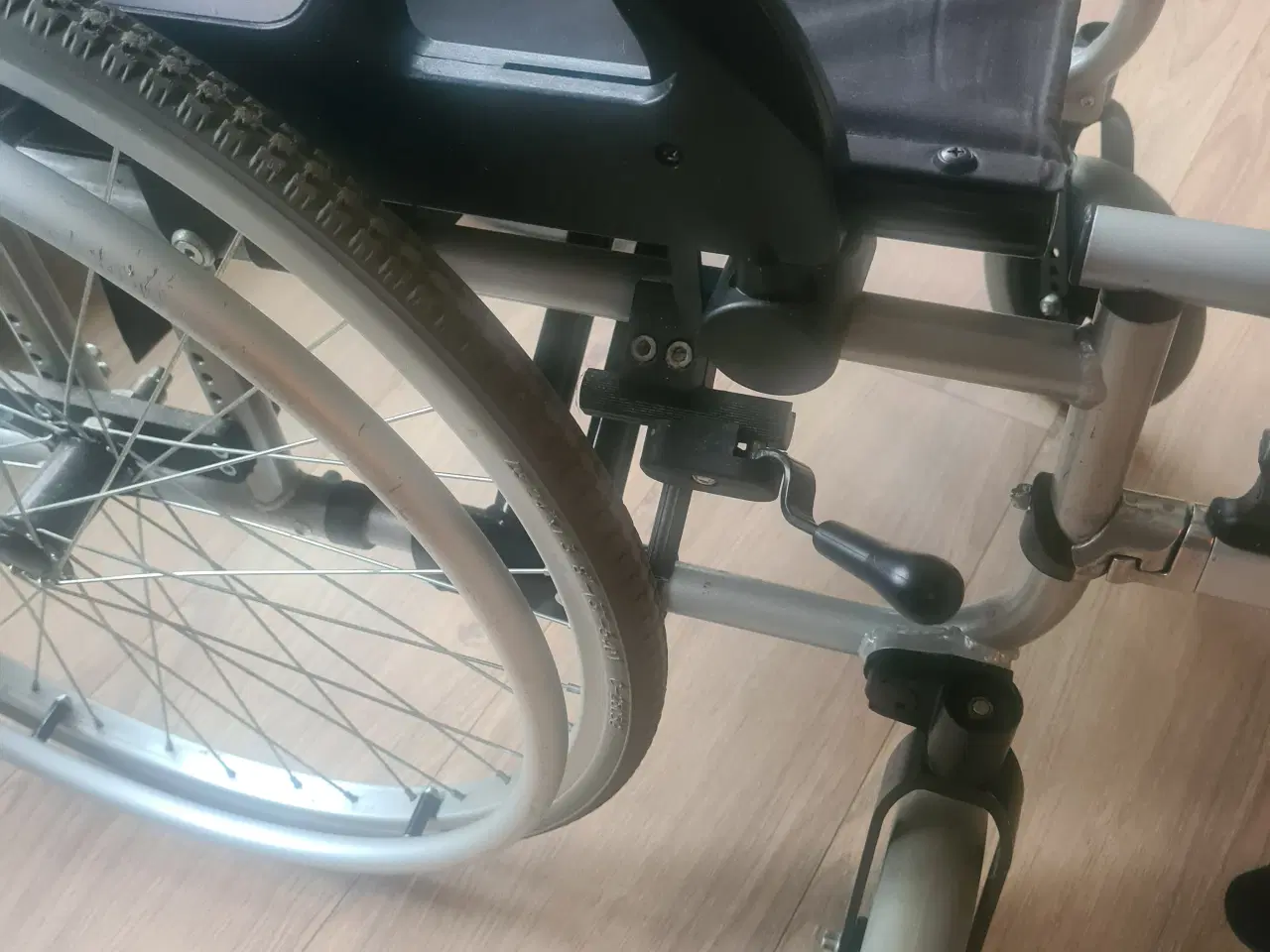 Billede 2 - Rullestol med bremse og massive hjul