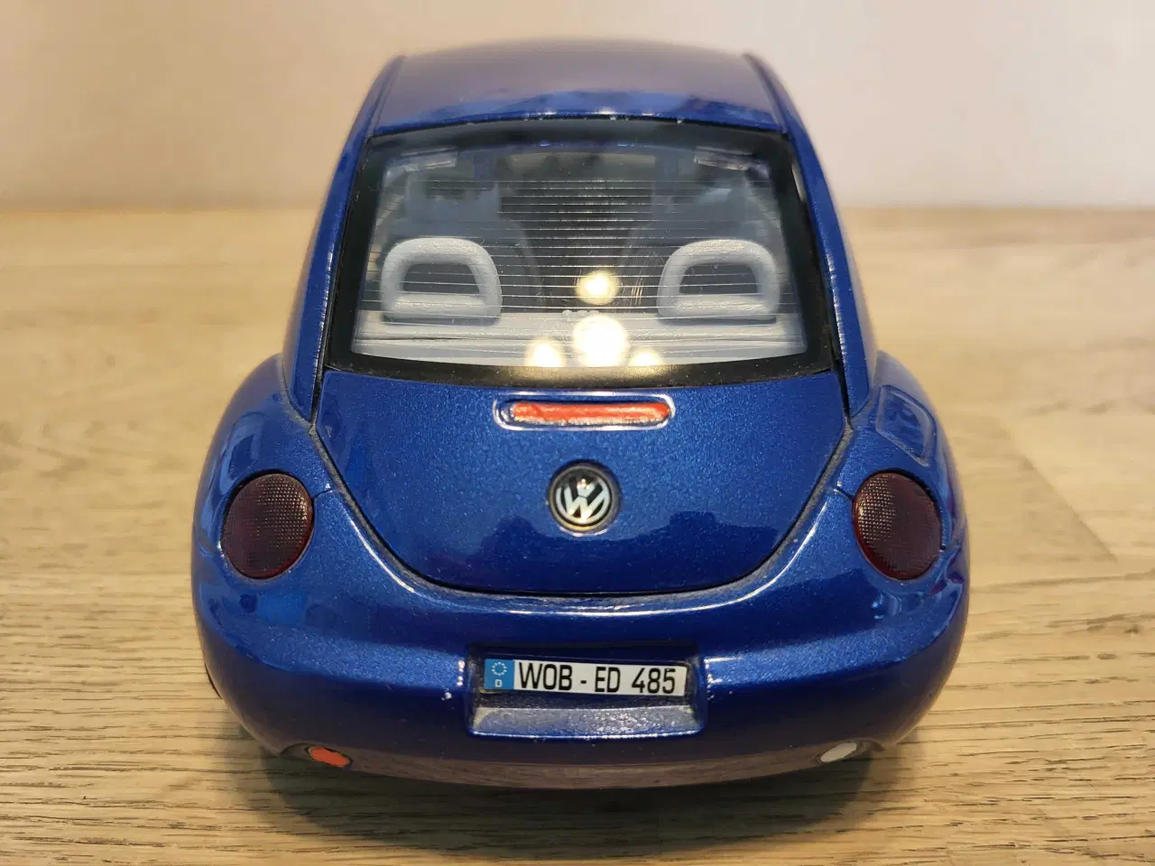 Billede 2 - Modelbil: VOLKSWAGEN NEW BEETLE 1998.  Skala 1/18.