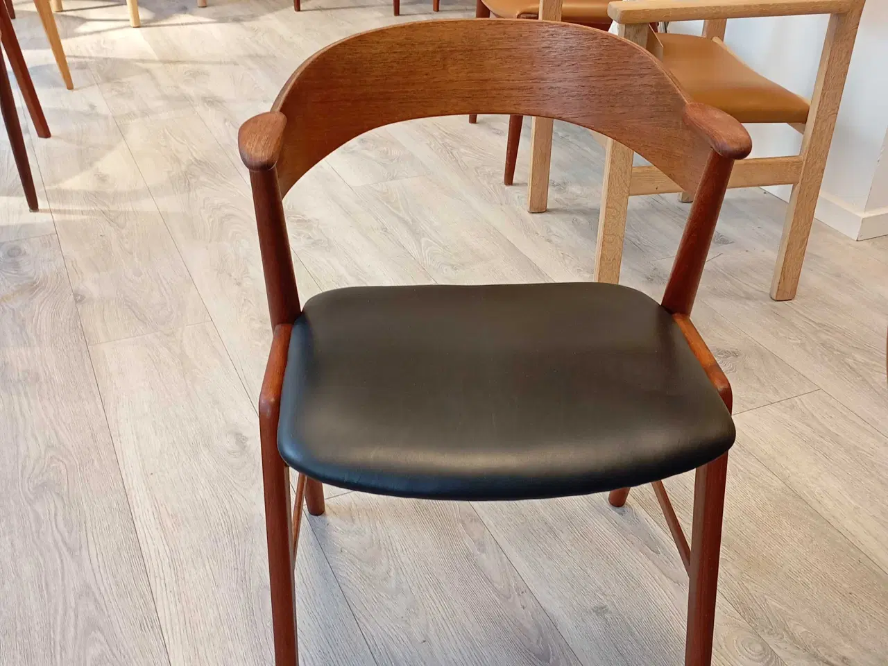 Billede 2 - 4 stk Kai Kristiansen Model 32 Stole – Klar til N