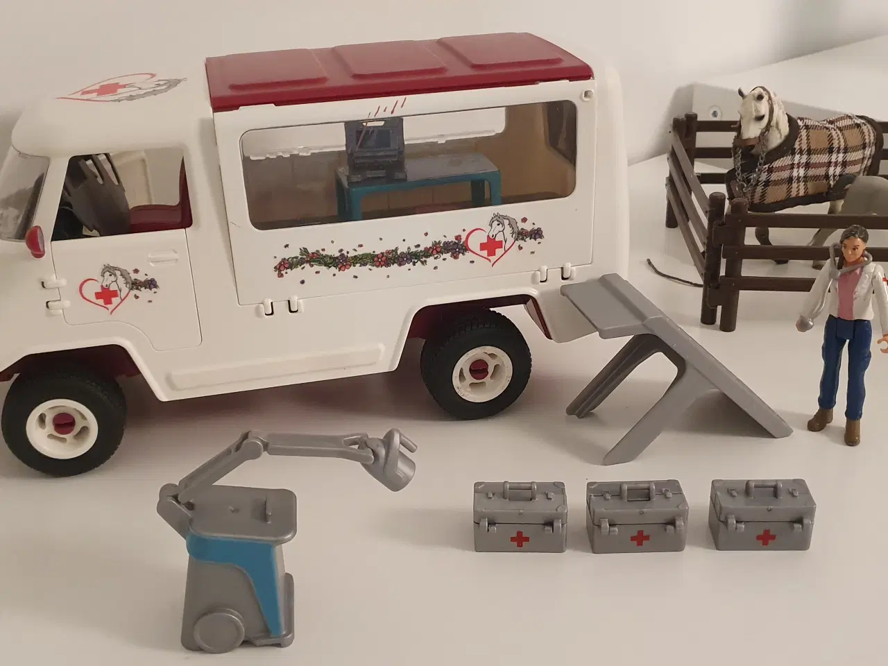 Billede 4 - Schleich dyrlægebil med hest, føl
