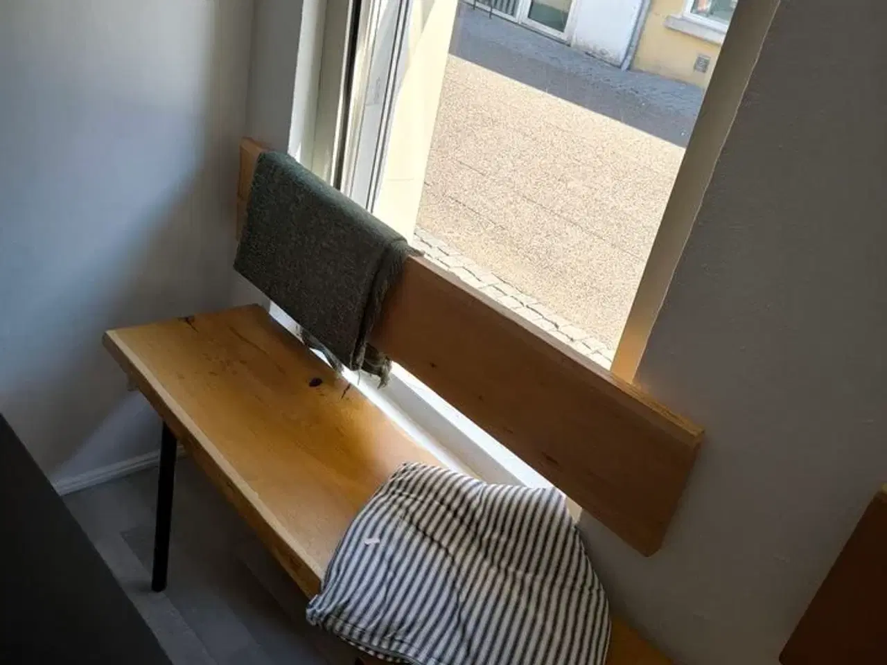 Billede 6 - Bænke med puder og tæpper