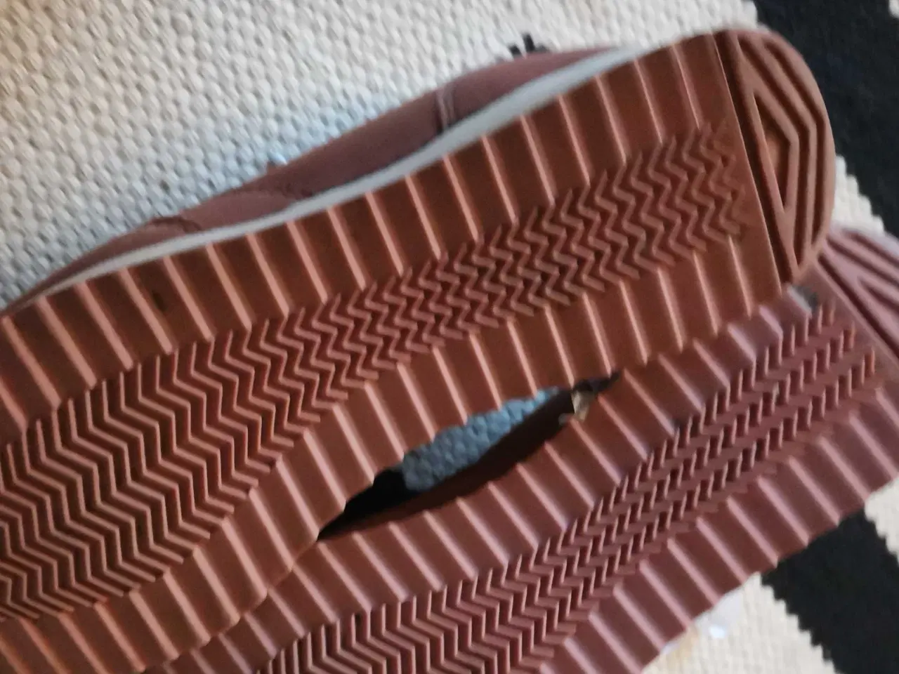 Billede 5 - Som ny sko, med satin snørebånd 5 kr🌸