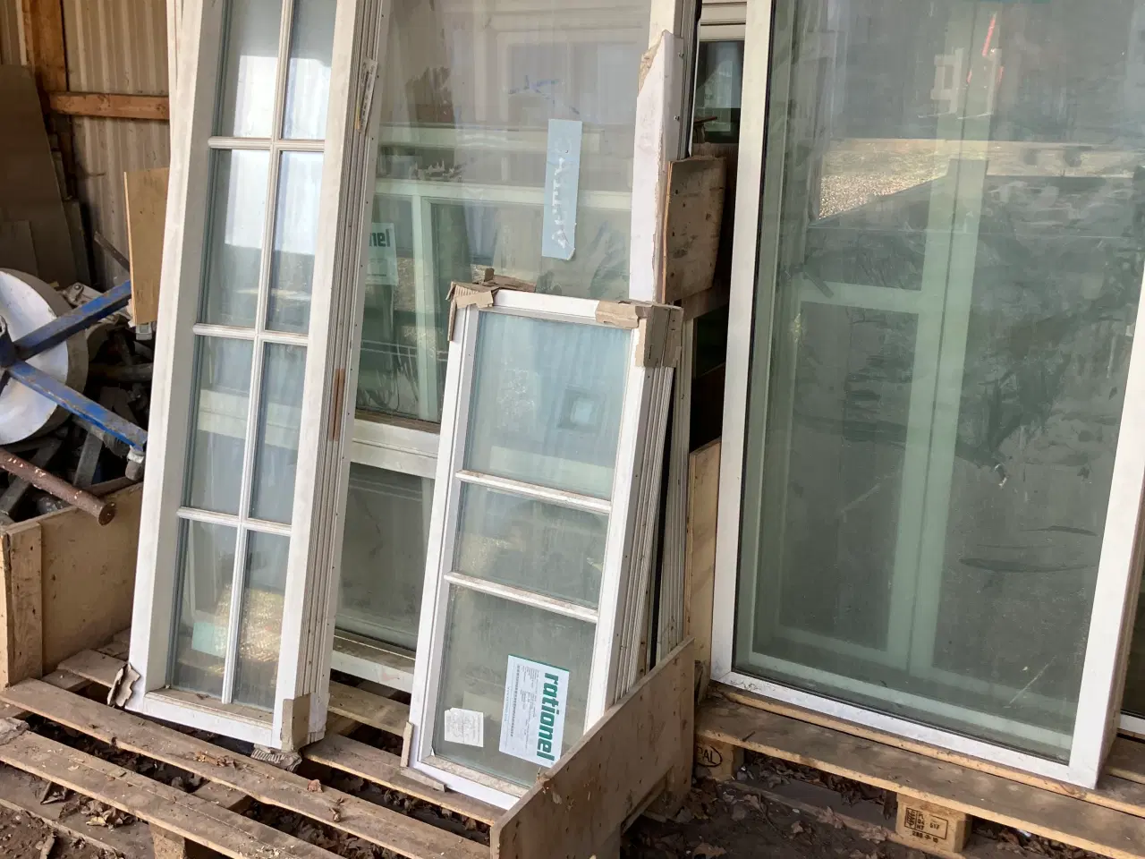 Billede 2 - Vinduer store og små samt 3 terassedøre 16stk ialt