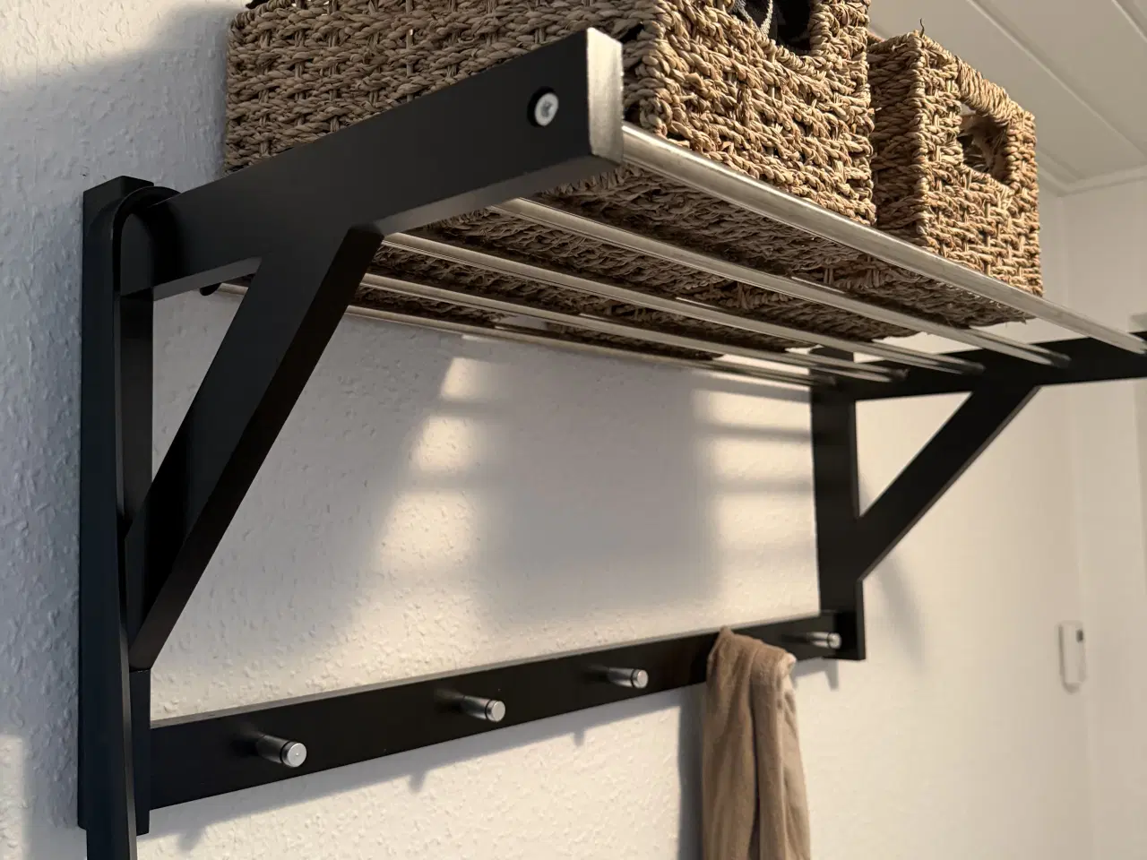 Billede 3 - Hattehylde med knagerække, sort træbænk