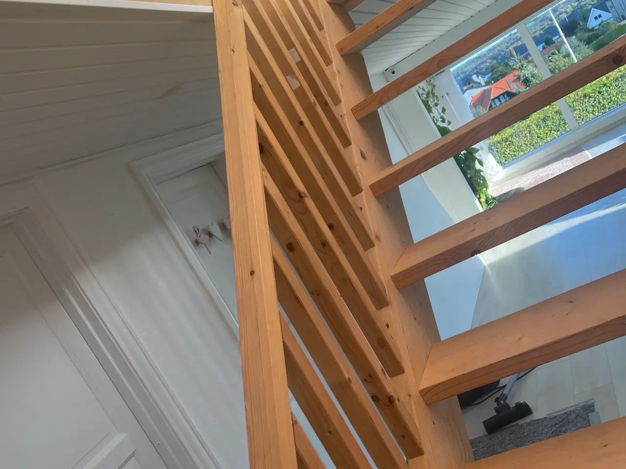 Billede 2 - Trappe og gelænder i massiv træ